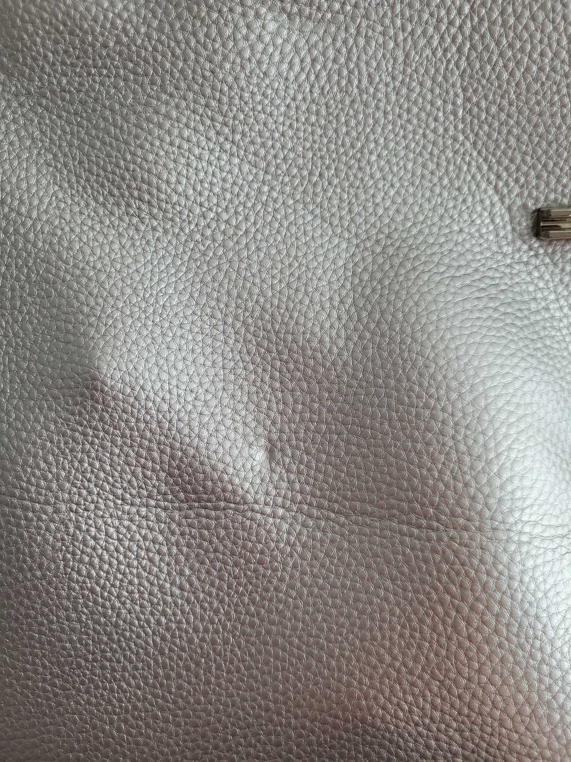 Srebrna torebka shopperka z kosmetyczką 2w1 Parfois