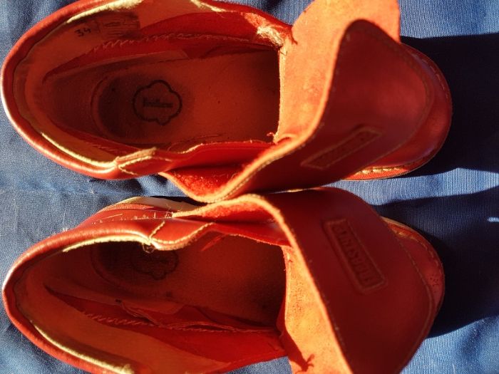 Botas/sapato tam.34 em pele vermelhas com fecho em velcro