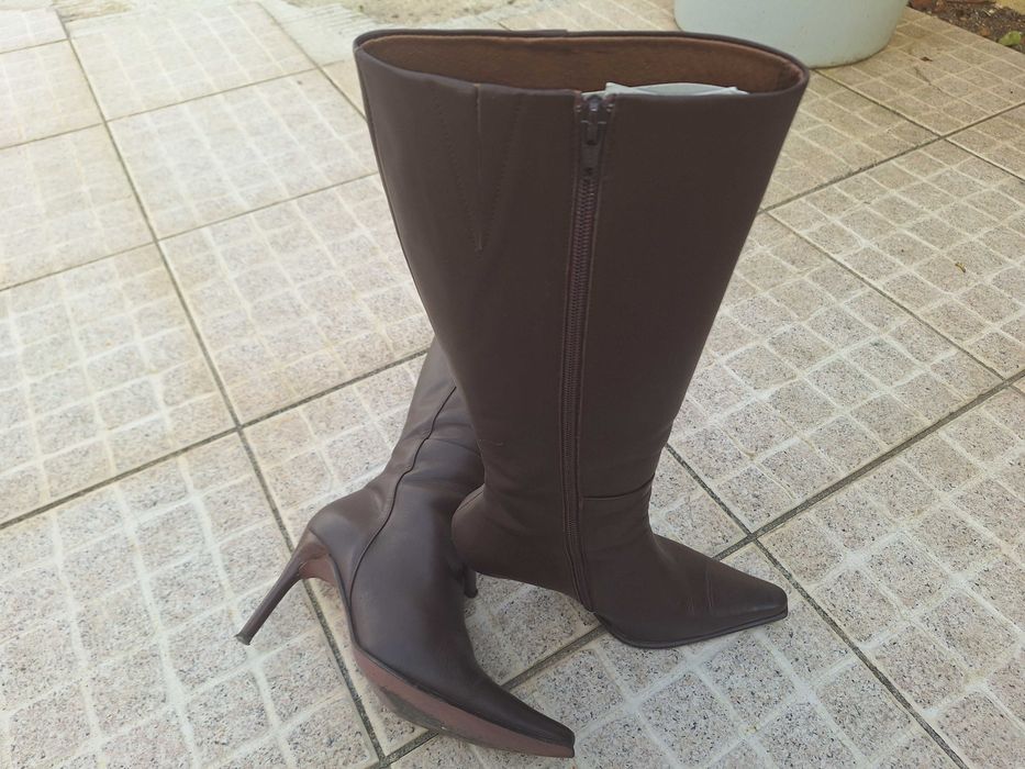 Elegantes botas em pele de qualidade