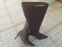 Elegantes botas em pele.