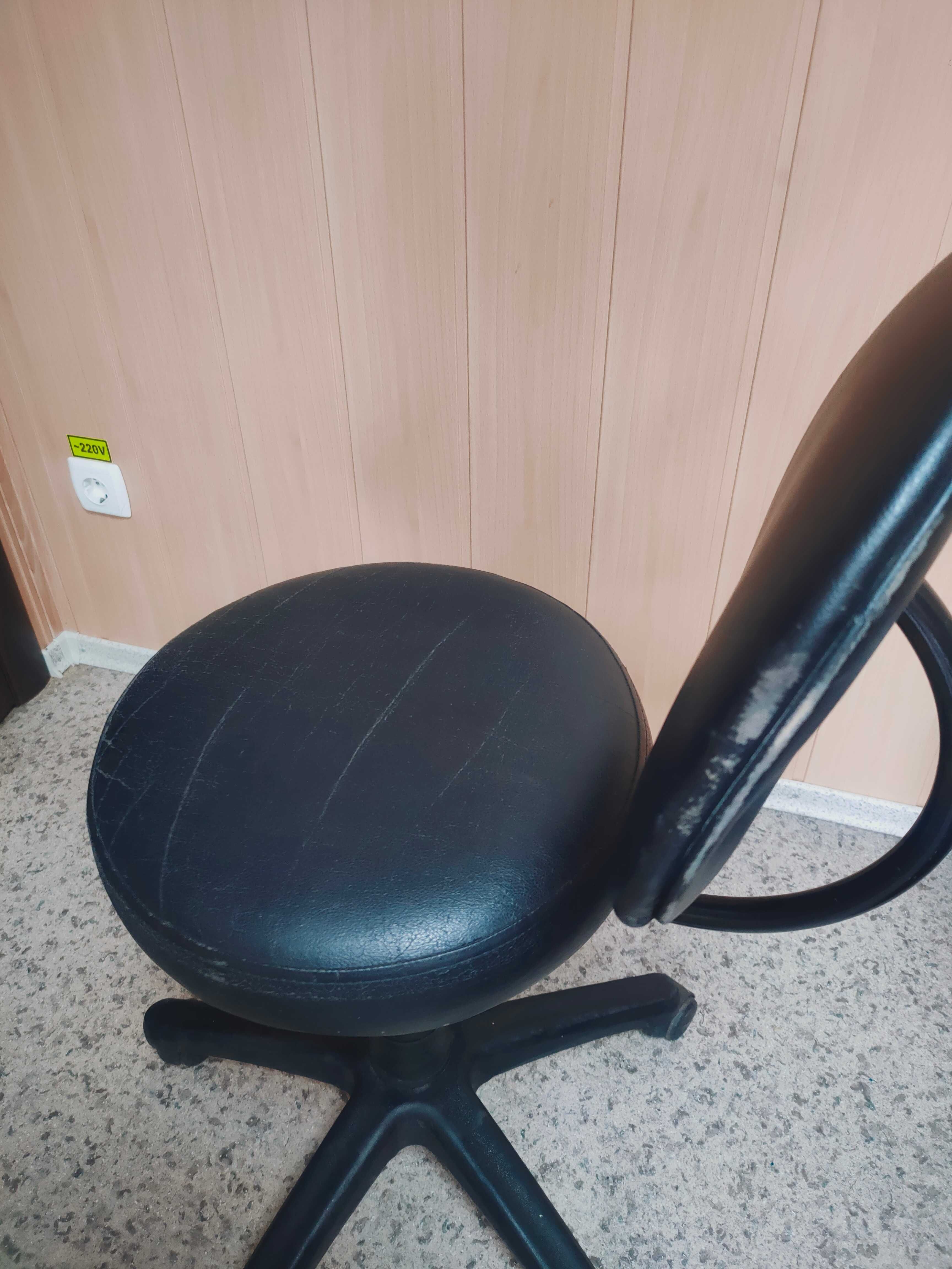 Офісні стільці (обертаються)