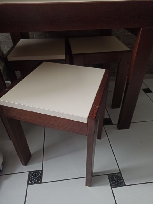 Розкладний  стіл з табуретками