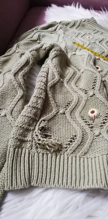 Oliwkowy sweterek firmy Stradivarius 36