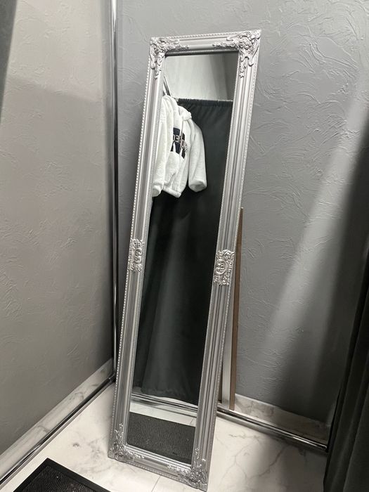 Стелажі ,дзеркало ,вішачки для одягу ,примірочна,одяг під реалізацію