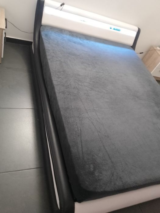 Cama de casal e colchão