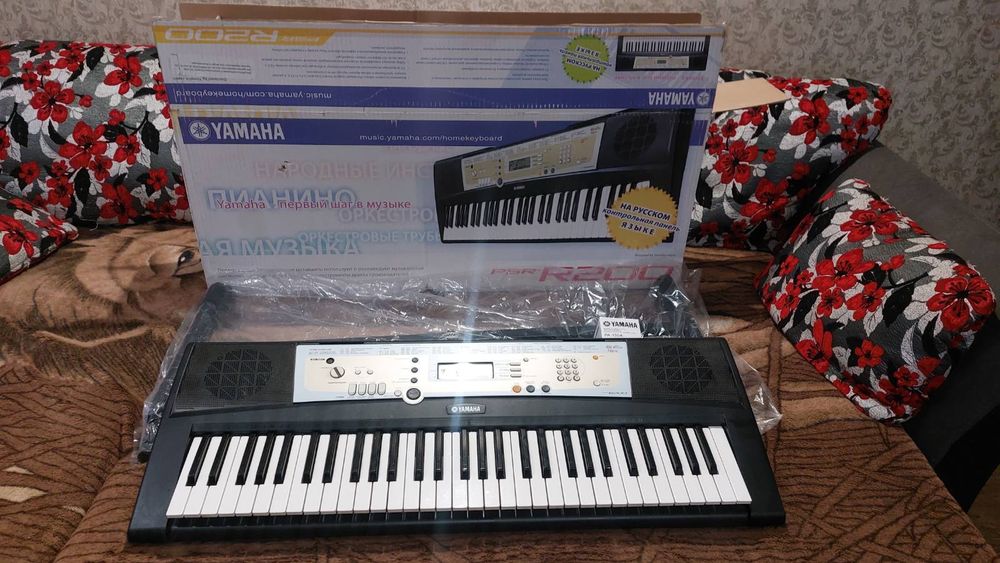 Продам синтезатор Yamaha PSR R200