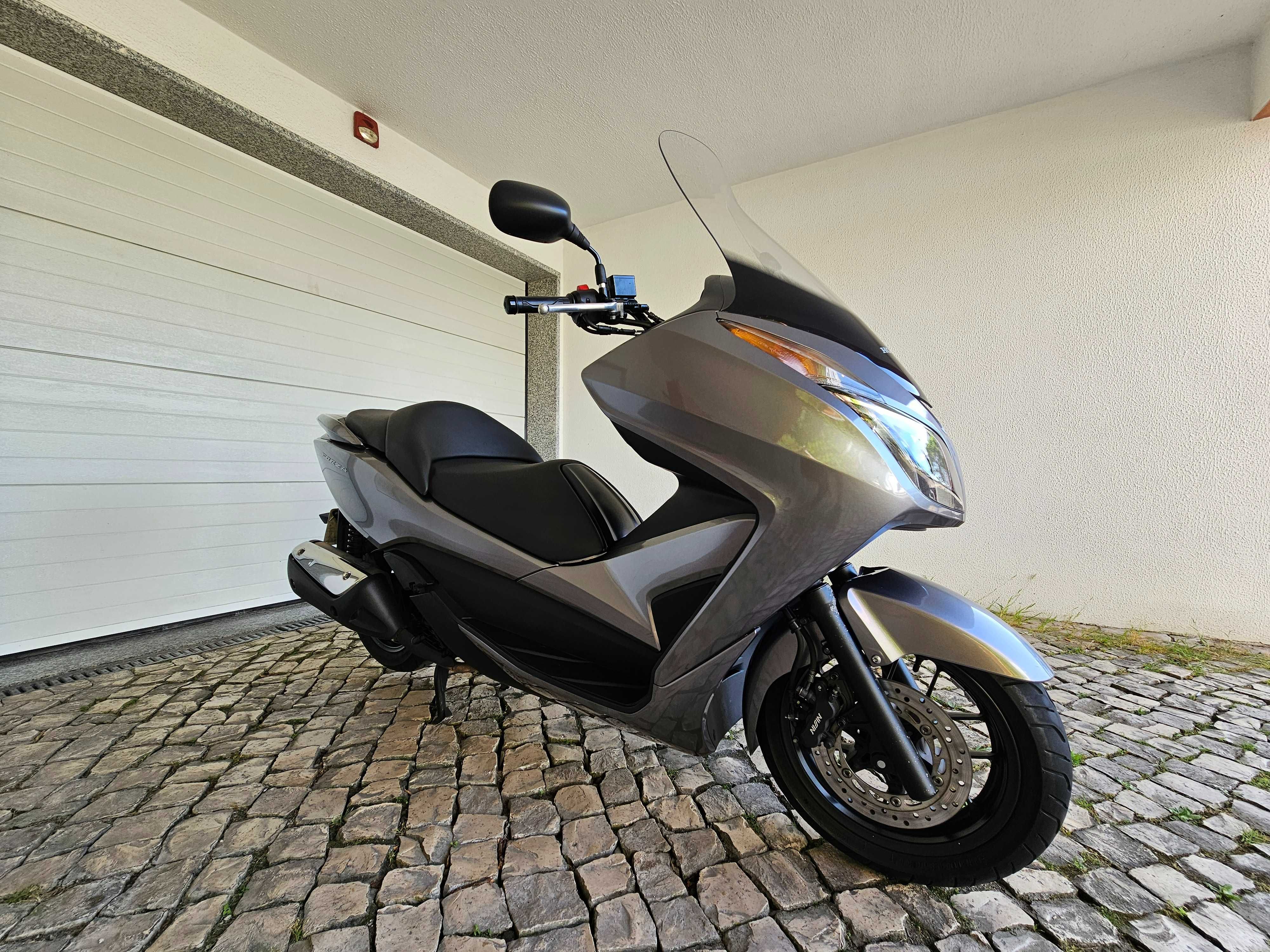 Honda Forza 300 com livro de revisões, de garagem