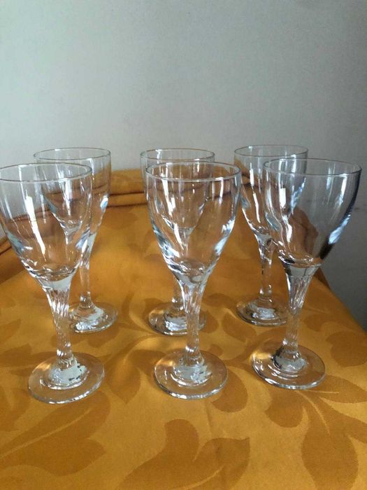 Garrafa e copos em cristal