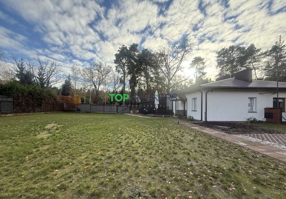 Kameralny parterowy dom przy lesie