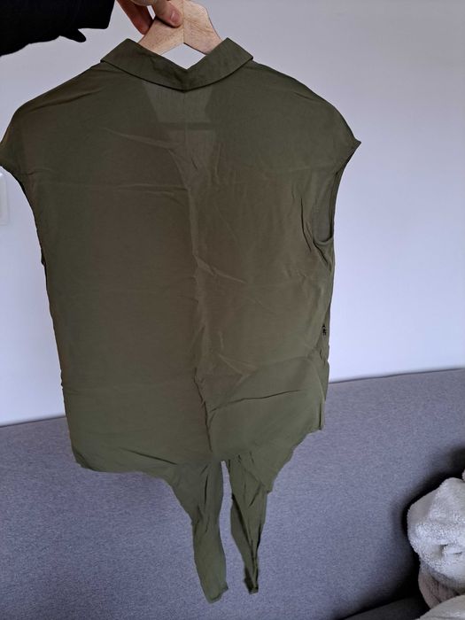 Letnia wiązana bluzka Mohito 32