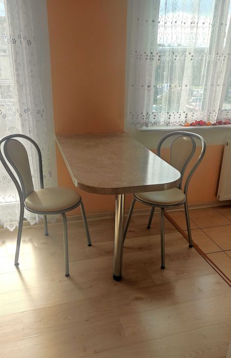 Stół ścienny z regulowaną nogą + dwa krzesła