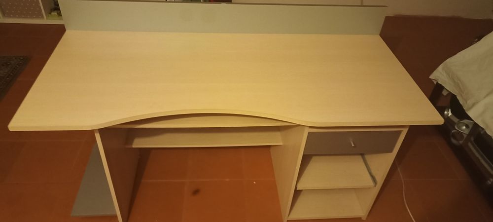 Secretaria para estudar, com muitos arrumos .