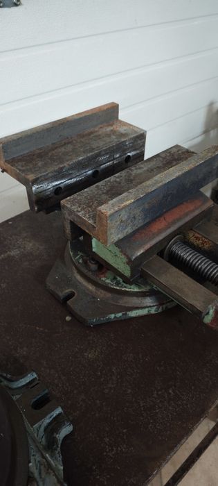 Torno de bancada ou fresadora.