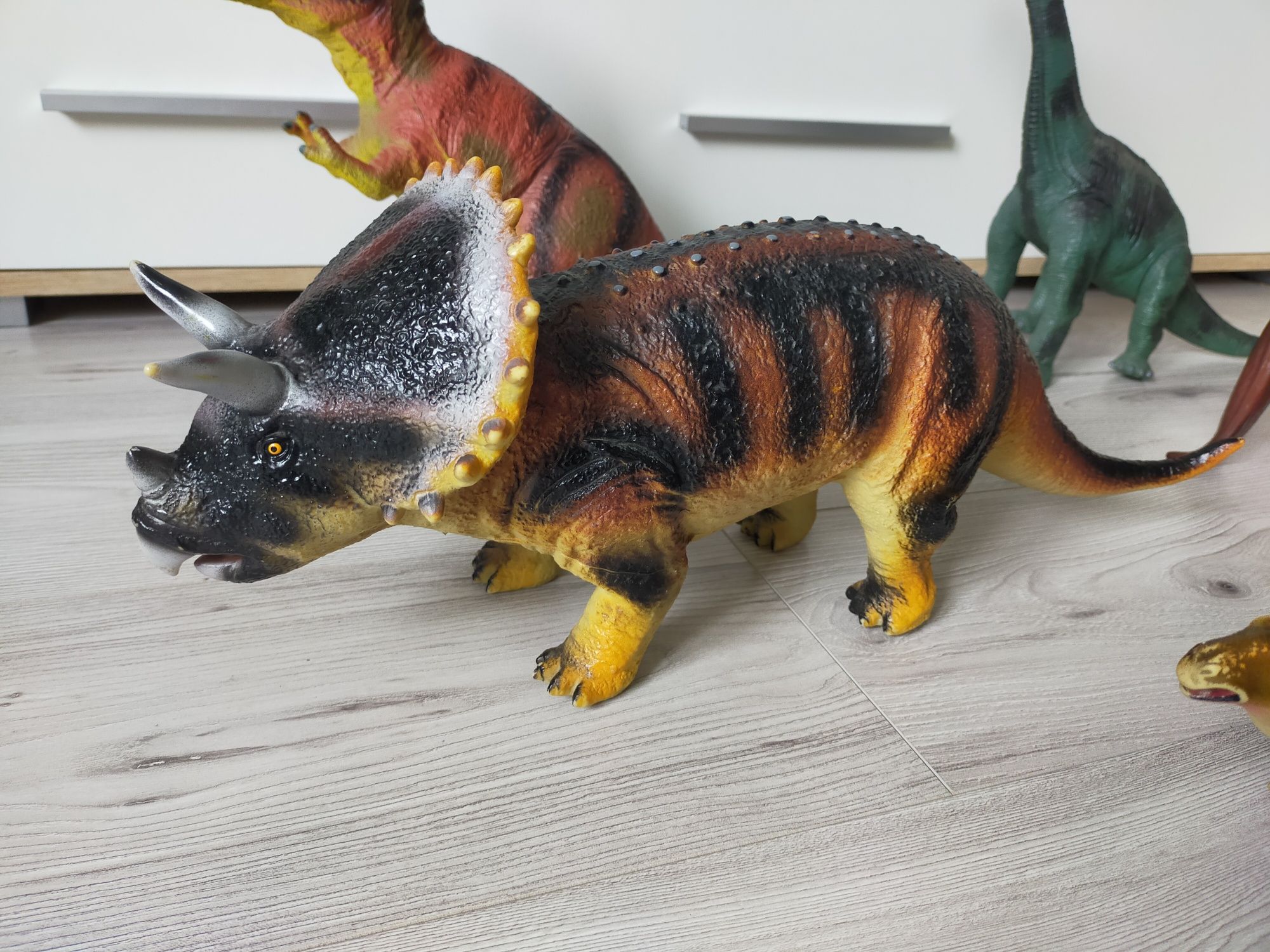 Duży dinozaur Triceratops
