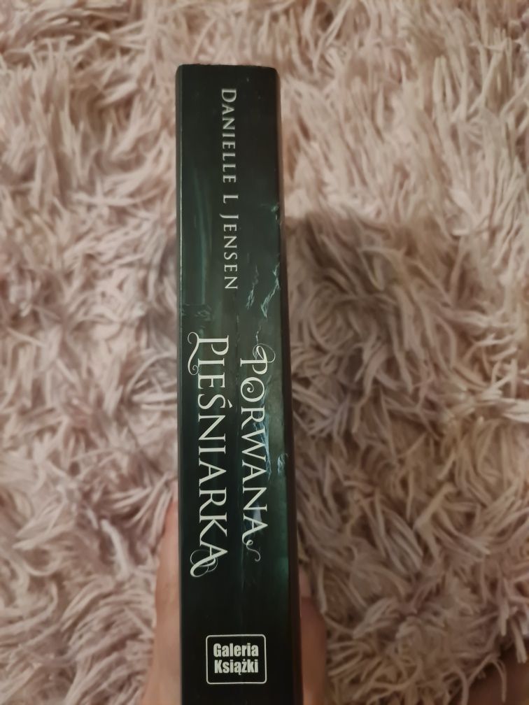 "Porwana pieśniarka" Danielle L. Jensen