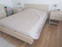 Cama de casal e mesas de cabeceira