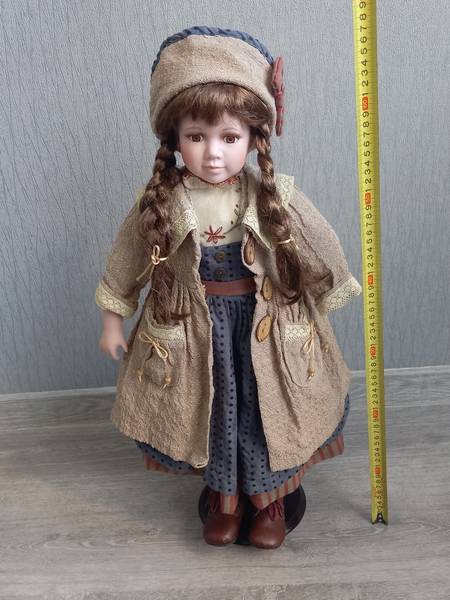 Кукла фарфоровая Большая на деревянной подставке