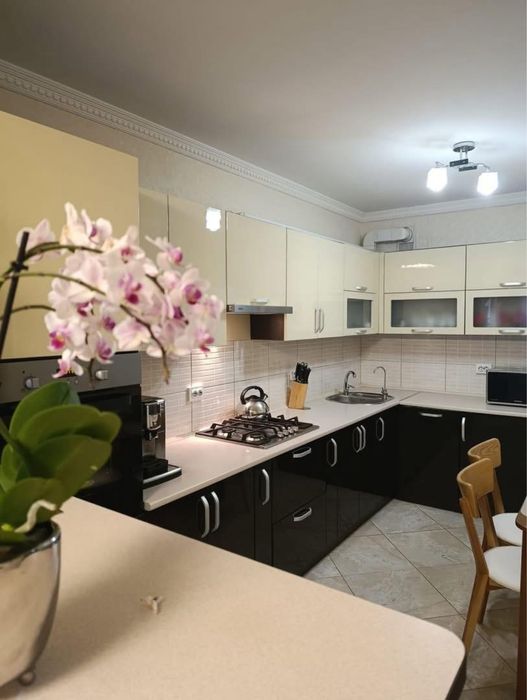 Продається 2км квартира на Дружбі, вул. Лучаківського