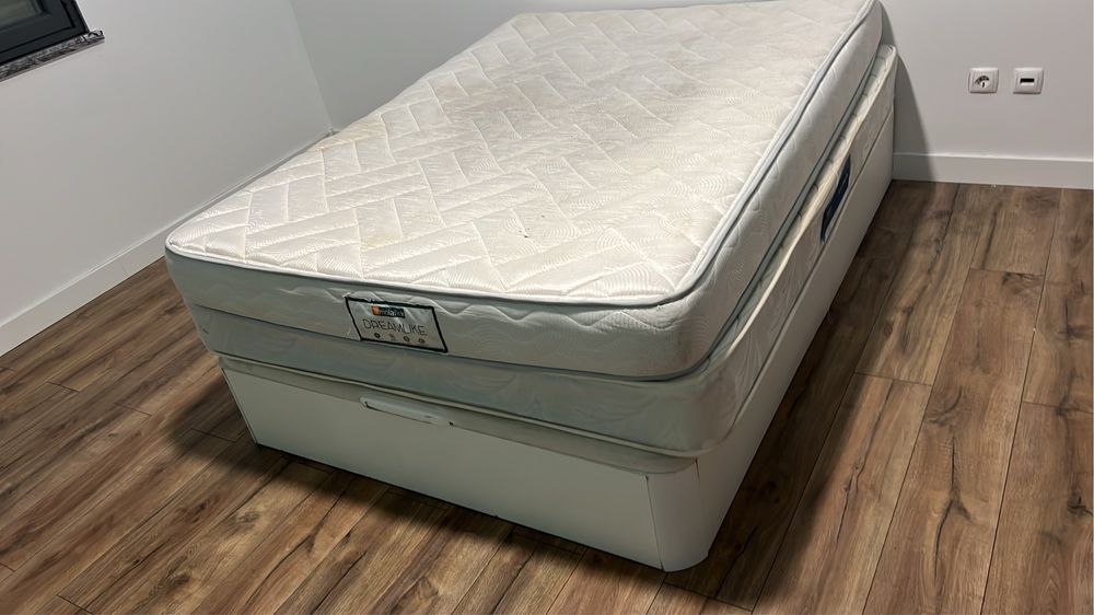 Cama com colchão