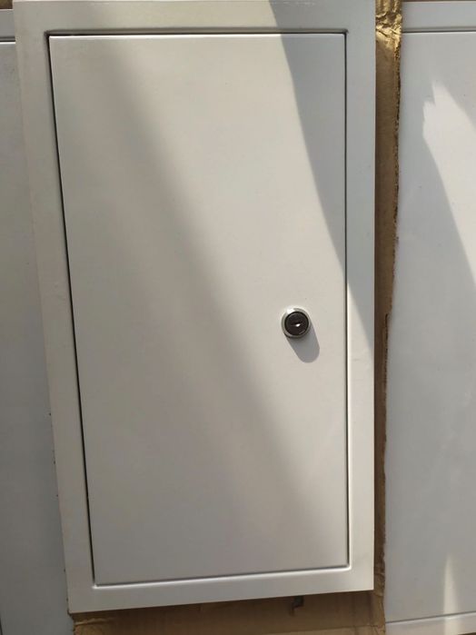 Металеві дверцята з замками