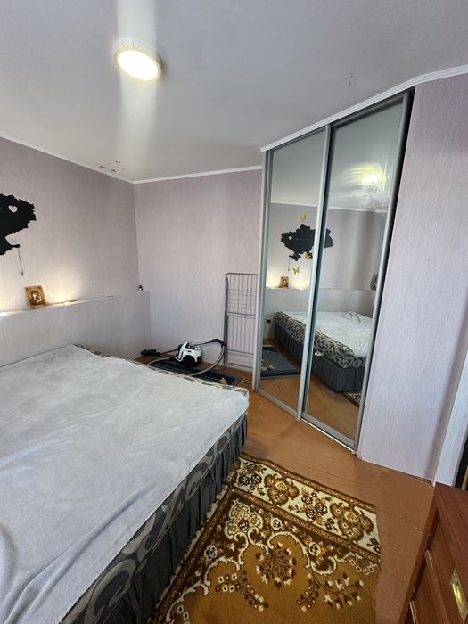 Половина цегляного будинку, з власною ділянкою