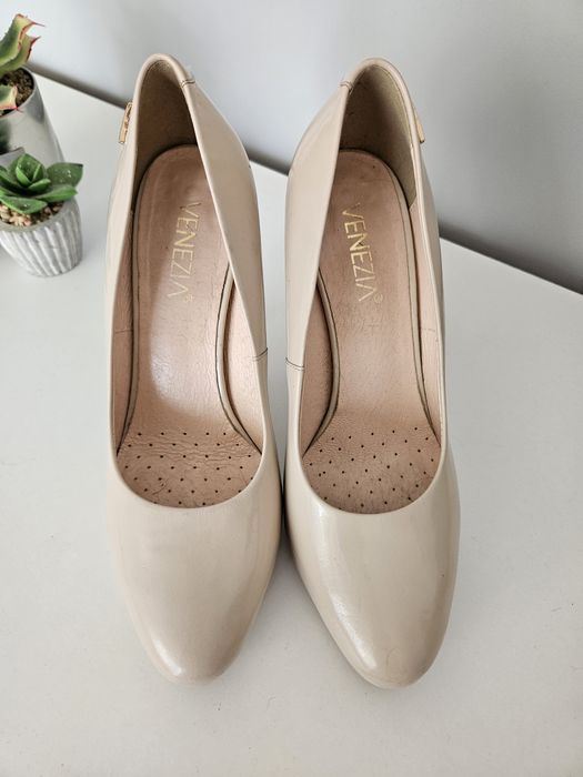 Szpilki na platformie