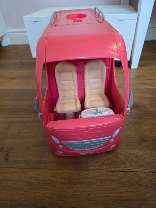 Mattel Barbie Kamper z basenem i zjeżdżalnią