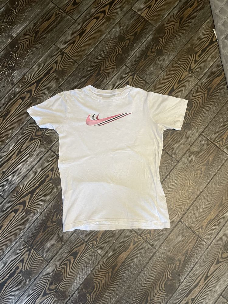 Біла футболка Nike
