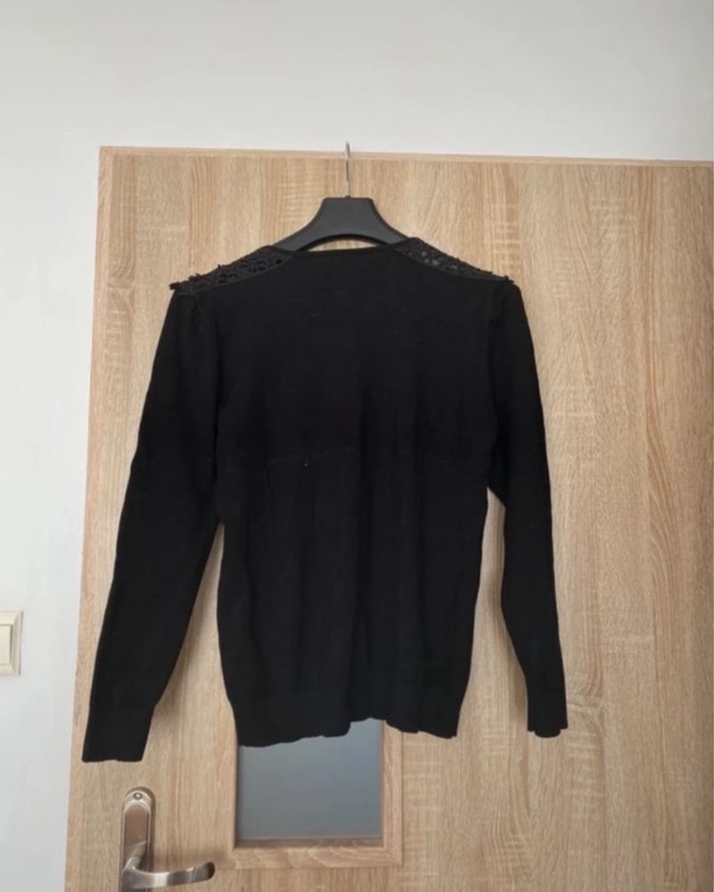 czarny sweter z długimi rękawami z błyszczącymi elementami