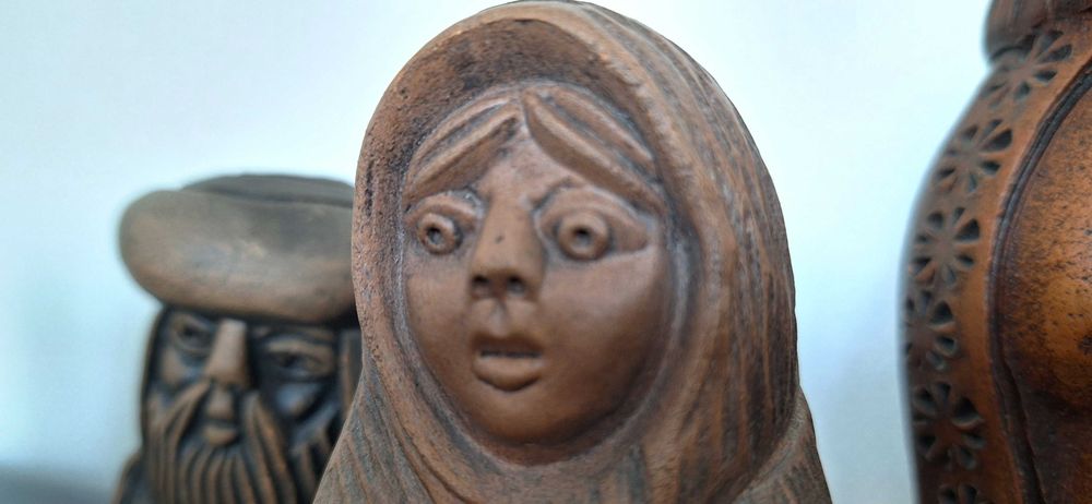 Gliniana figurka – dyskretna perełka rzemiosła ludowego
