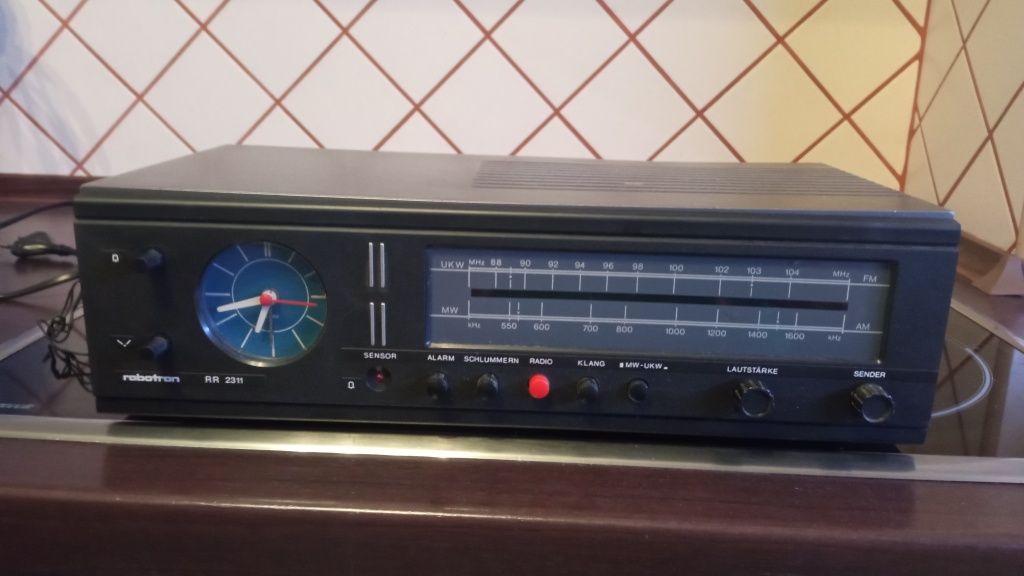 Radio z budzikiem i wzmacniacz Robotron RR 2311