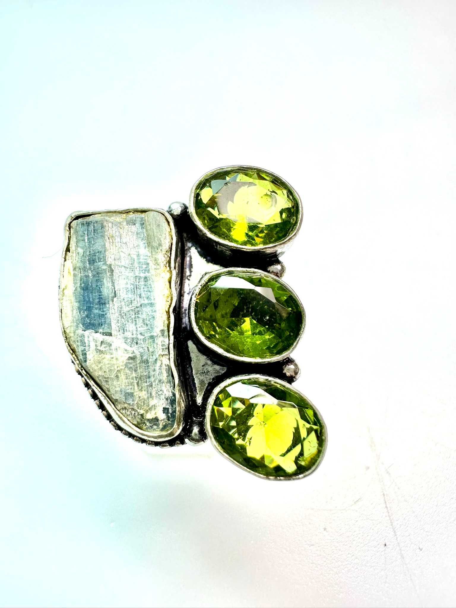 Pierścionek z kamieniami naturalnymi , 
 kyanit, peridot. Próba 925