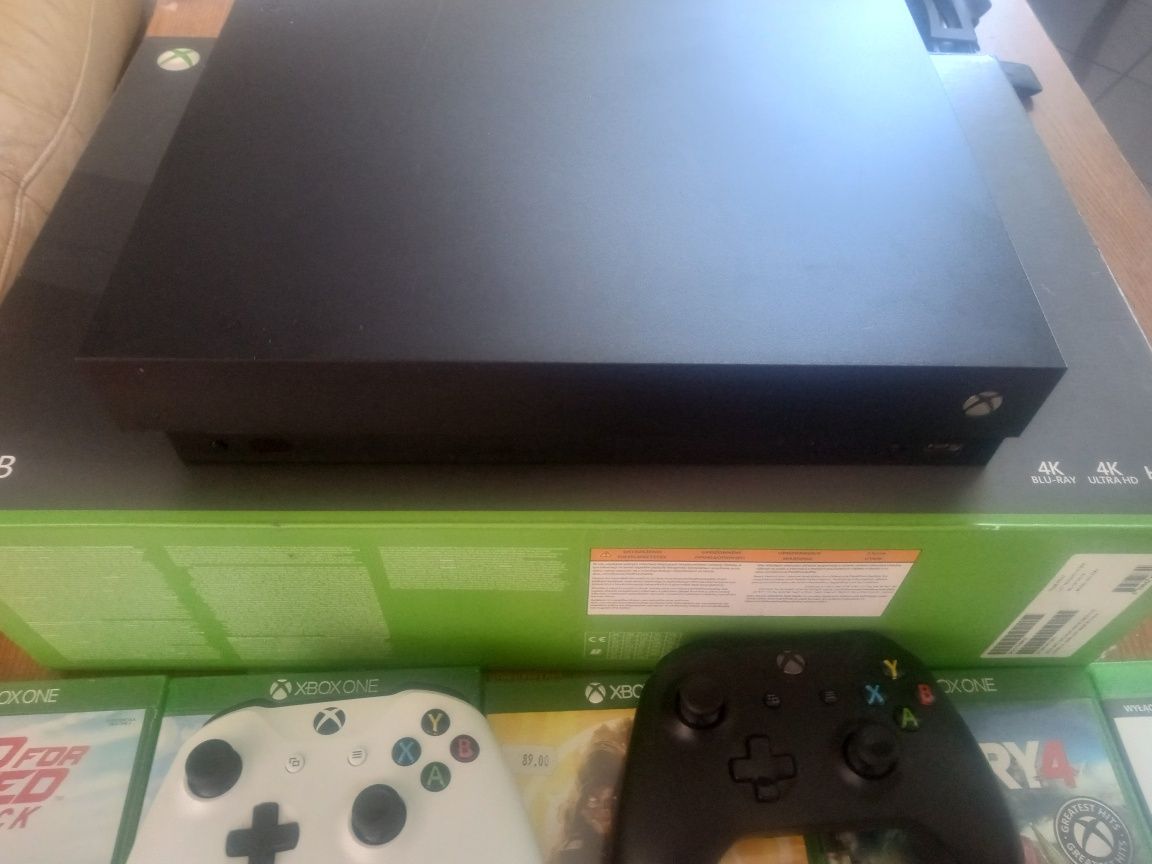 XBOX One X 1 TB / 2 pady / 10 gier
