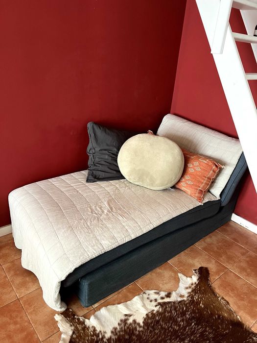 sofá confortável com um lado