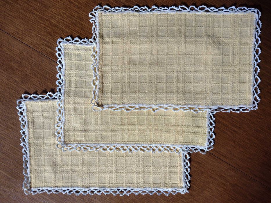 Trzy Serwetki prostokątne z szydełkową koronką