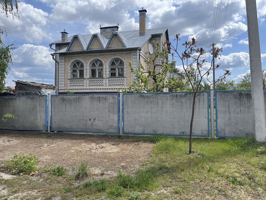 Центр. Двоповерховий будинок з земельною ділянкою 8 соток