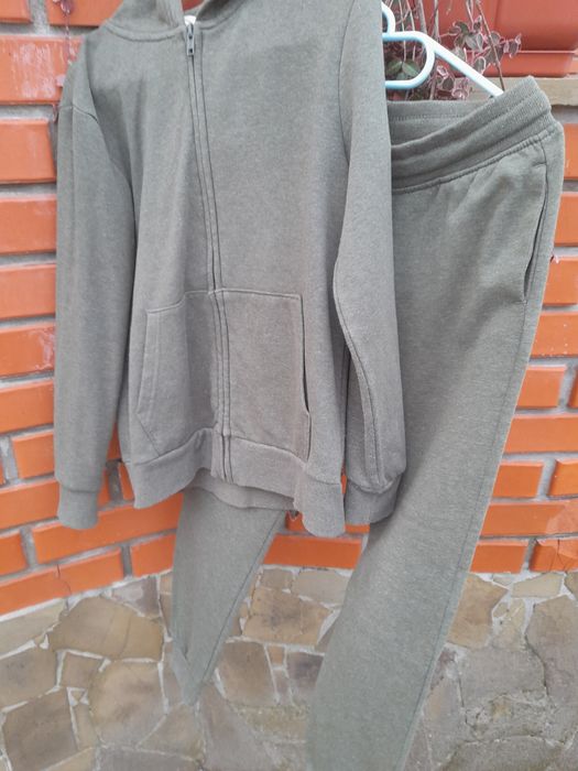 Спортивный костюм на 140 см , фирмы F&F, состояние отличное