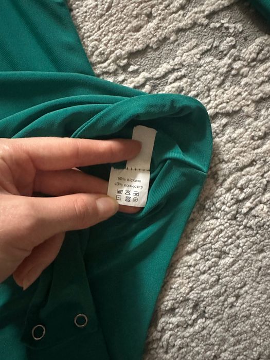 Асиметричне боді з вирізом на плечі