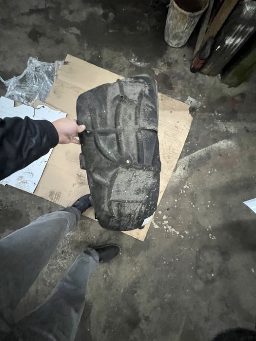 Задний левый подкрылок tesla3