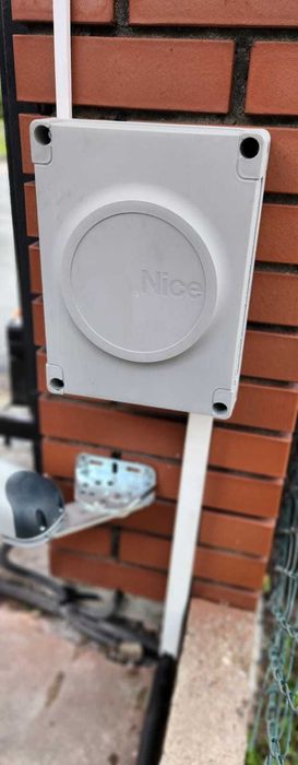 Montaż napędu Nice Wingo 3524/2024 do bramy dwuskrzydłowej *