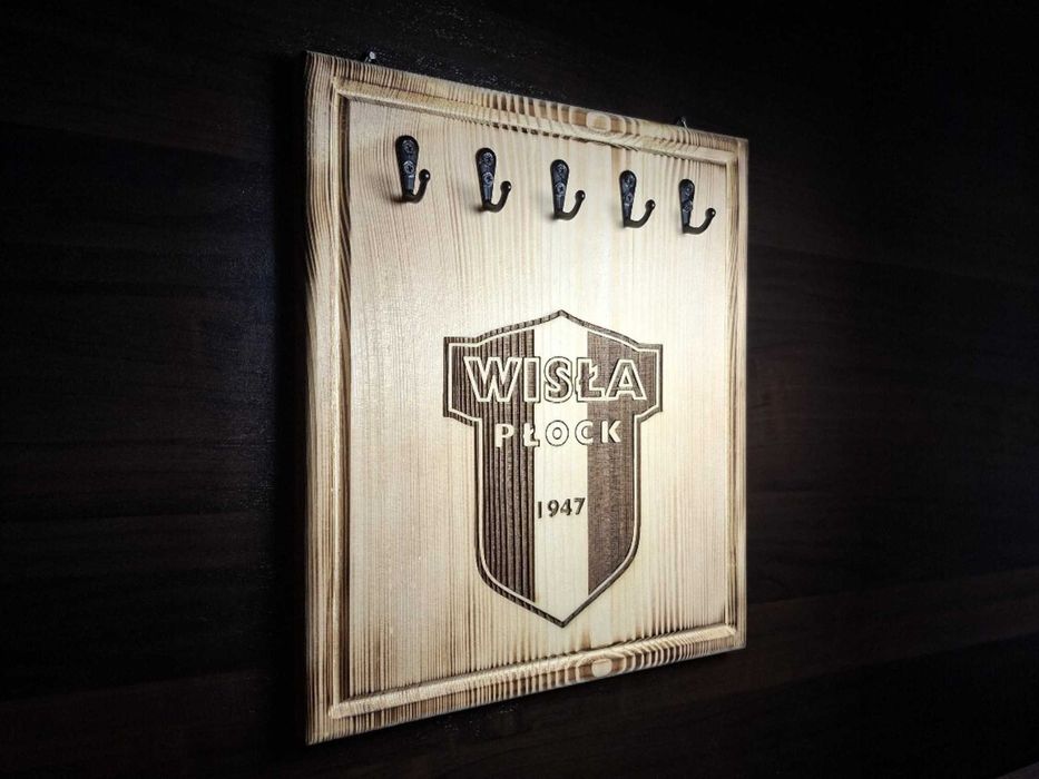 Wieszak uchwyt na klucze z drewna, z grawerem - Wisła Płock