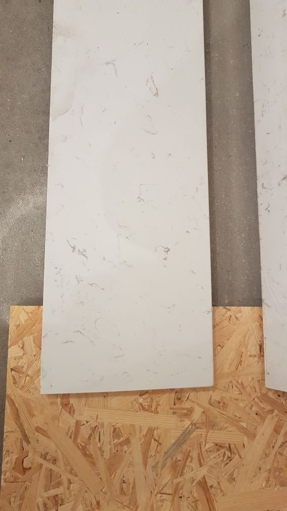 Parapet  z konglomeratu Carrara