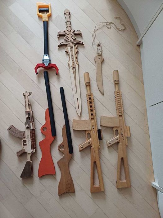 Продам  іграшкові пістолети для хлопчиків.