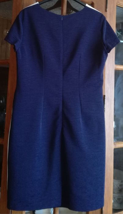 Śliczna sukienka damska wizytowa z białym bolerkiem rozmiar 42