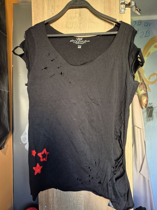 H&M koszulka w dziury i gwiazdki