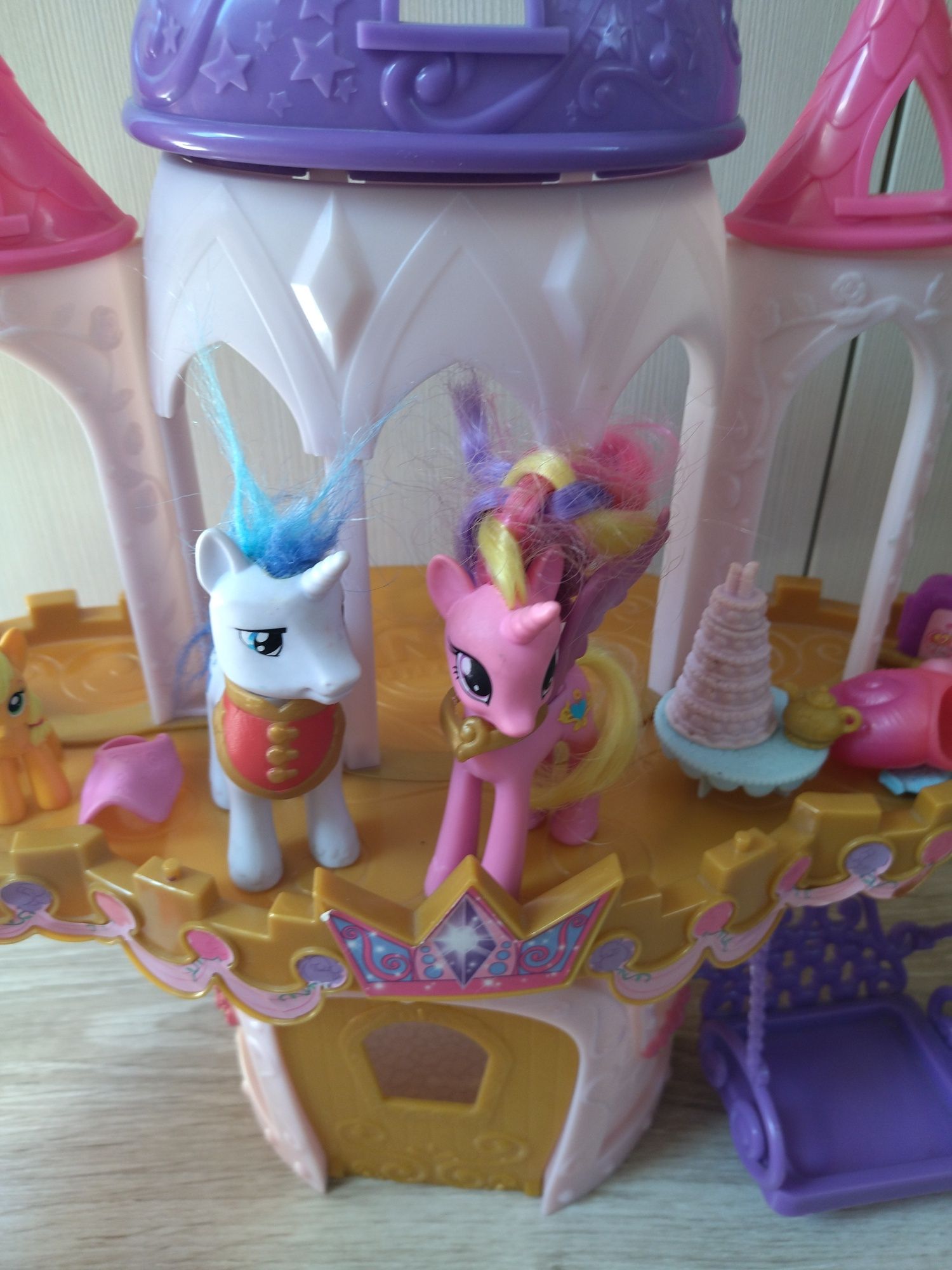 Zamek ślubny z figurkami My little pony Cadence