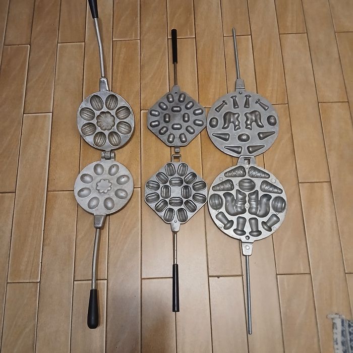 Продам пельменниці,форми для випікання вафель,електровафельницю-гриль,