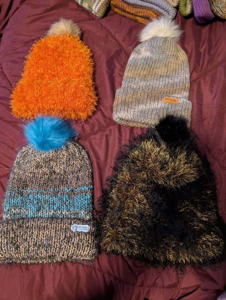 Gorros, cachecóis e bandelettes feitos à mão