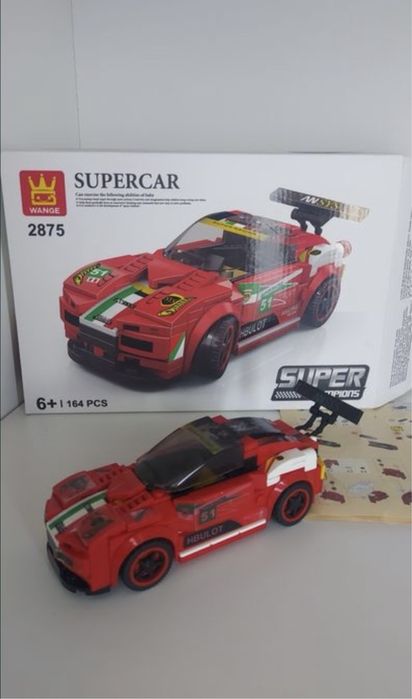 Багато різних конструкторів для хлопчика,спорт машина