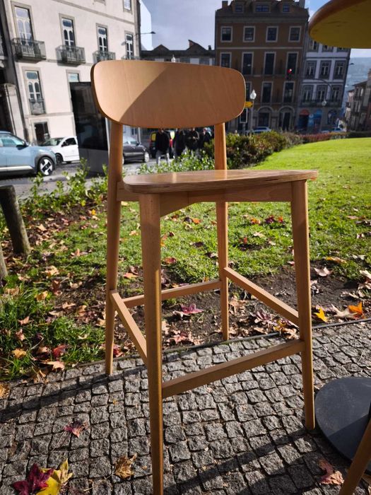 Uma mesa e duas cadeira, só se vende em conjunto